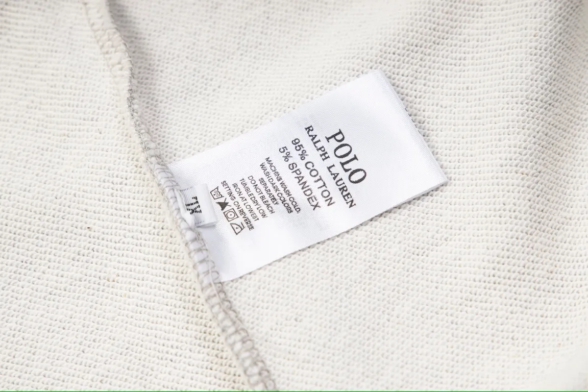 P240 Style No.: Y055 Ralph Lauren/Ralph Lauren pony embroidered zipper cardigan hooded sweatshirt. A one-of-a-kind sweatshirt for autumn and winter is here. You can wear it casually no matter how you wear it! ! This hooded sweatshirt is decorated with the simple style that represents Ralph Lauren and is paired with a pony embroidery pattern, which is three-dimensional and full! The solid color fabric paired with exquisite embroidery instantly sets it off! Hooded sports design, loose and casual fit! The overall texture is very strong! Through the pictures, we can feel the thickness and texture of custom-woven and dyed threads. The workmanship is exquisite. They are shipped from major foreign trade factories. They are all made by masters with many years of experience. Everything is of high standards and requirements! Simple and versatile model ~ Made of imported pique cotton fabric, which is super delicate and soft, close to the body without being tied. All fabrics and accessories are original custom-made and of high quality! Perfectly reflects the brand’s sense of superiority! Standard cut, comfortable stretch, unrestricted movement! Highly practical, high-end and classy! Versatile style ~ can be paired with jeans or jogging pants. Ideal for transitioning from your morning commute to weekend events! Tag, hanging particles, washed, packaging bag, full set of accessories, very good-looking, super exquisite workmanship, size: S-XL, color: navy, black, gray